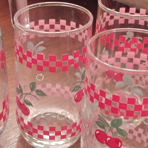 Kig Malaysia Vintage Glass drinking pitcher and red cherries and checkers - Picture 3 of 3